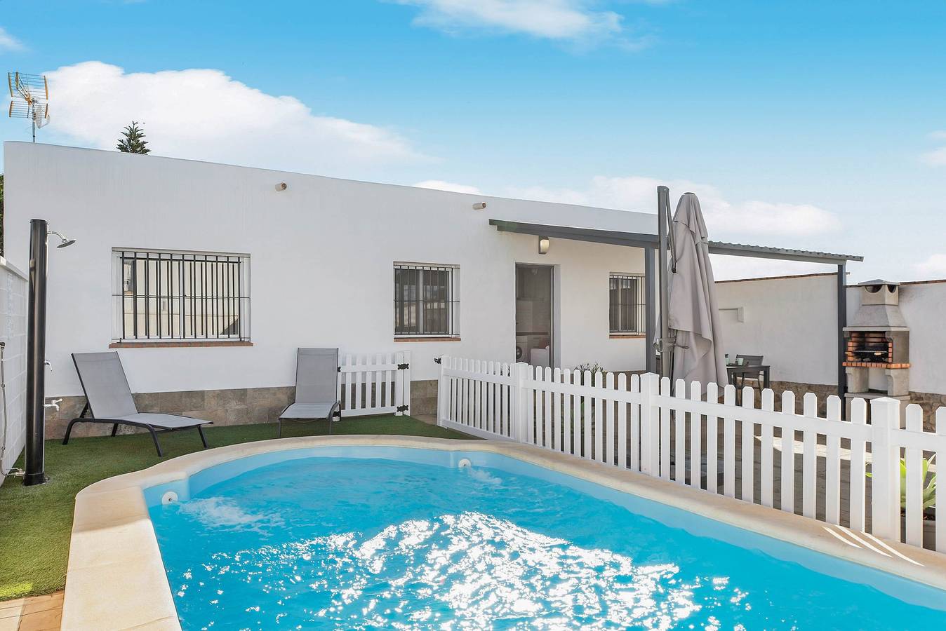 Villa 'Pablo' with Private Pool, Wi-Fi and Air Conditioning in Conil de la Frontera, Costa de la Luz