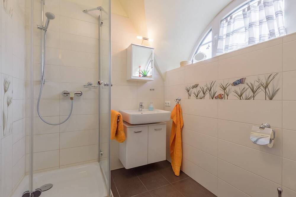 Reetgedecktes Ferienhaus Rotmilan mit Sauna und Kamin in ruhiger Lage auf Rügen in Vieregge, Neuenkirchen (Rügen)