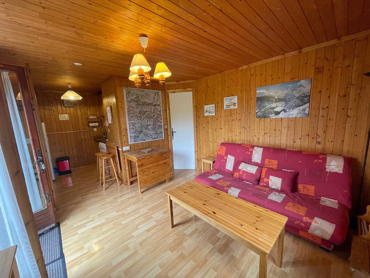 Chalet Cap des Neiges – Cosy Retreat with Terrace & Garden near Barcelonnette, 10 mins to Pra Loup in Barcelonnette, Espace Lumière