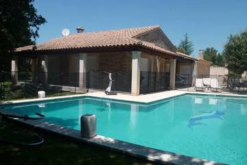 Gîte pour 4 personnes, avec terrasse ainsi que jacuzzi et jardin à La Roque-sur-Pernes