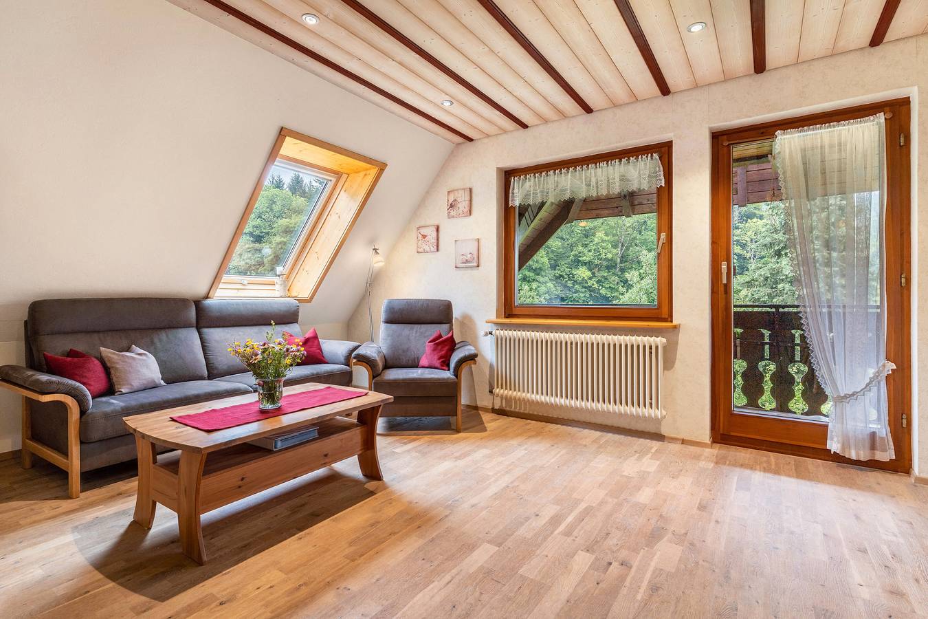 Ganze Wohnung, Apartment 'Vogelnest' mit Bergblick, Gemeinschaftspool und Wlan in Wolfach, Mittlerer Schwarzwald