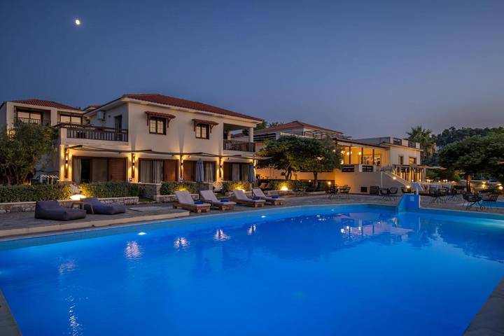 Hôtel pour 4 personnes, avec bassin pour enfant et piscine ainsi que vue et jardin