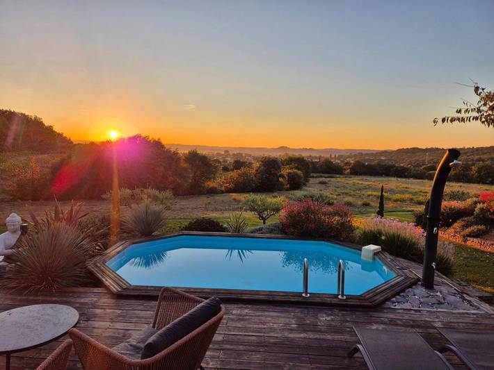 Chalet pour 4 personnes, avec Jacuzzi et Terrasse ainsi que Jardin et Piscine