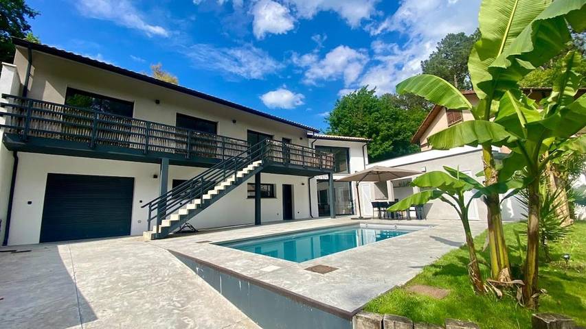 Location de vacances pour 8 personnes, avec piscine ainsi que balcon et vue à Saint-Martin-de-Seignanx