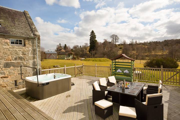Villa for 8 people, with garden and hot tub, child-friendly in Scotland