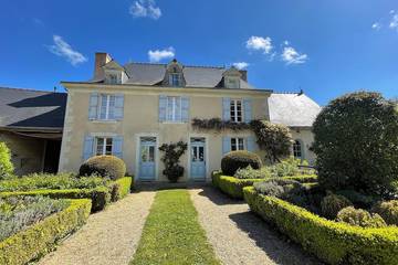 Location de vacances pour 15 personnes, avec jacuzzi, animaux acceptés à Noyant-la-Plaine