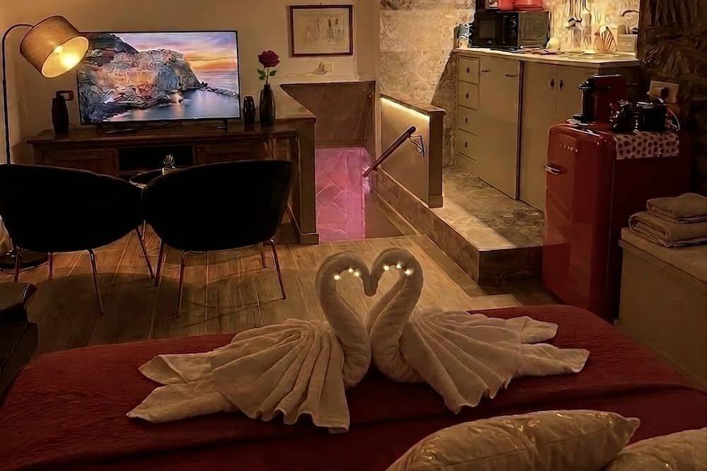 Ganze Wohnung, Charming Spa Suite with Heated Stone Tub & Chromotherapy near Lake Bracciano in Anguillara Sabazia, Braccianosee