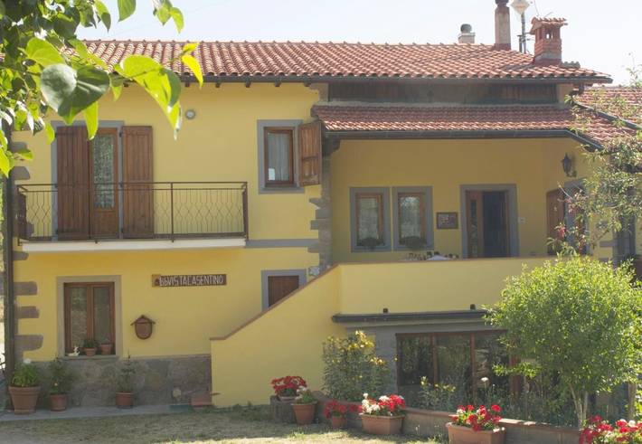 Ferienwohnung für 2 Personen, mit Balkon und Terrasse sowie Garten und Ausblick in Castel San Niccolò