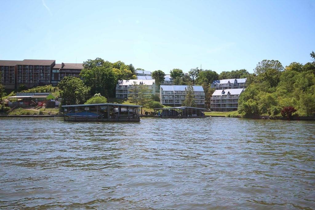 Ganze Wohnung, Lakefront One Bedroom Condo - King Bed - Close to the Water - Minimal Steps in Osage Beach, Lake of the Ozarks