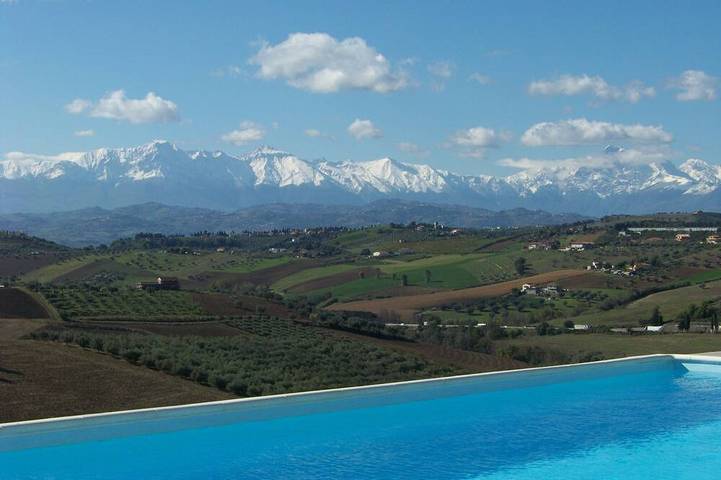 Location de vacances pour 30 personnes, avec Balcon et Jardin à Roseto degli Abruzzi