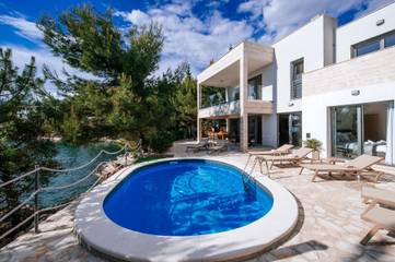 Ferienhaus für 8 Personen, mit Terrasse und Pool sowie Garten, mit Haustier in Starigrad Paklenica