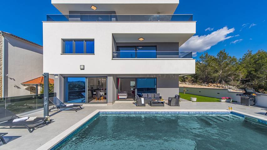 Villa pour 10 personnes, avec terrasse ainsi que jardin et sauna à Šibenik
