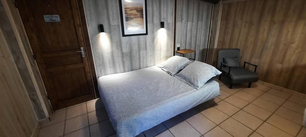 Location de vacances pour 4 personnes, avec piscine ainsi que vue et jardin à Istres - 2