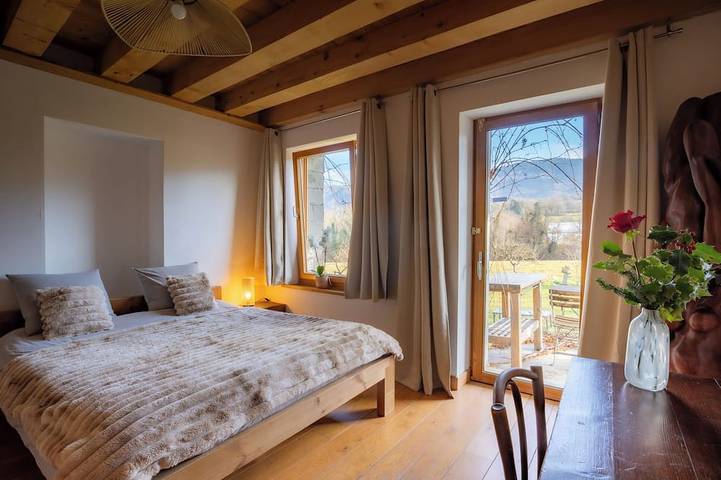Grande maison 7 chambres avec jardin & œuvre d’art, jusqu’à 16 personnes in Neydens, Région de Saint-Julien-en-Genevois