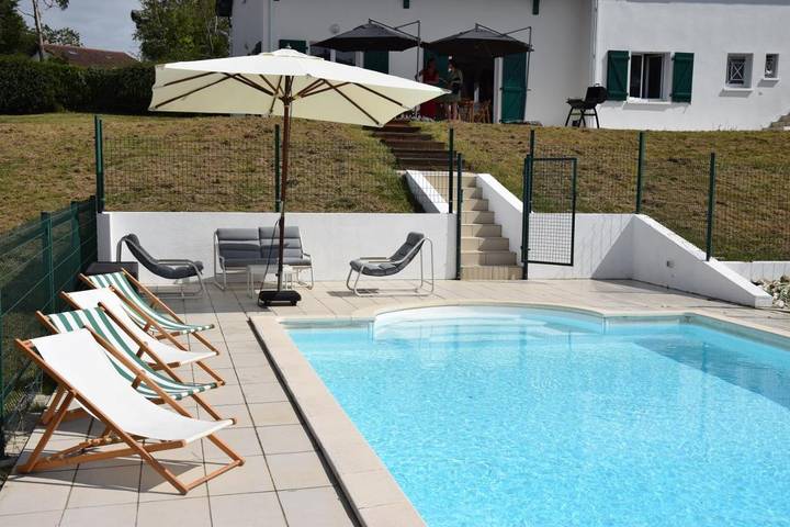 Casa de vacaciones para 15 personas, con balcón y vistas además de jardín y piscina - 1