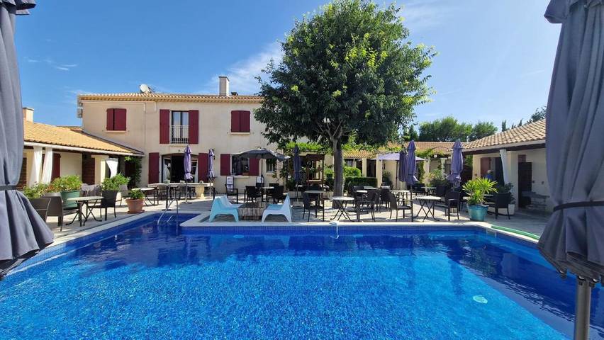 Hôtel pour 2 personnes, avec Terrasse ainsi que Jardin et Piscine
