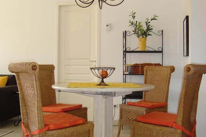 Location de vacances pour 4 personnes, avec terrasse ainsi que piscine et jardin à Pierrevert