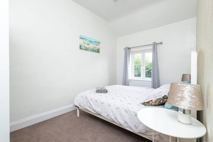 Canal Side 3 Bed 1.5 Bath | Parking | WiFi | Self Check-in | King Size Beds in Wakefield, Yorkshire de l'Ouest