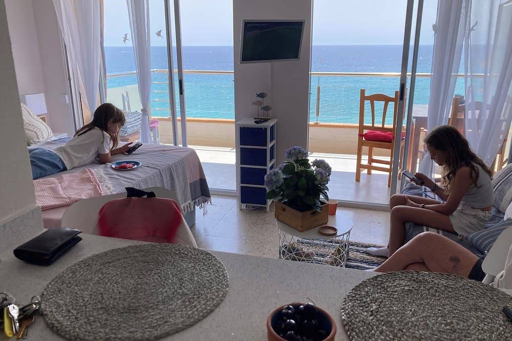 Apartamento entero, Beach Loft with fantastic view over the Mediterranean and Palamos. in Torre Valentina, Calonge