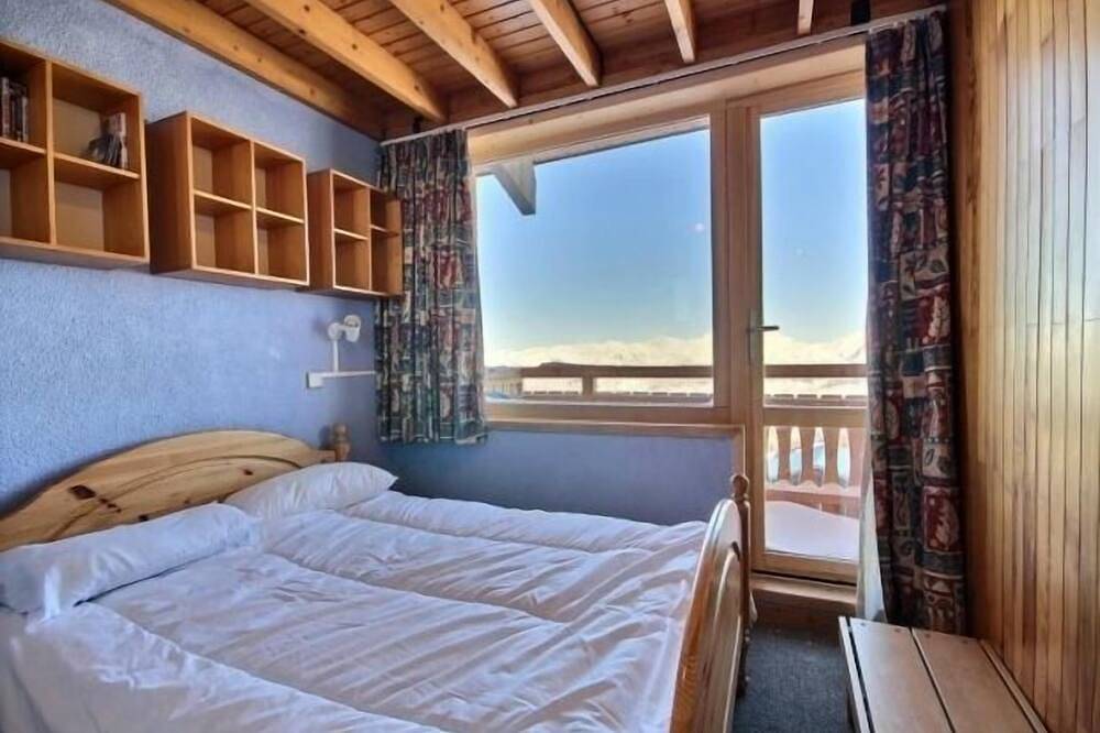 Entire apartment, Cozy duplex 5-6 pers at the foot of the slopes with Tv, Dvd and equipped kitchen in Plagne Villages, La Plagne-Tarentaise