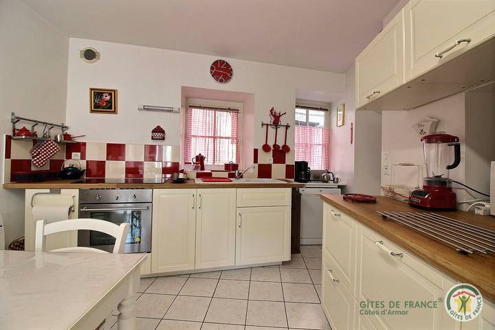 Gîte pour 4 personnes, avec Terrasse ainsi que Jardin et Vue à Jugon-les-Lacs