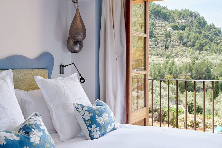 \"villa in Mallorca. Infinite Blue Over the Mountains of the Serra de Tramuntana\" in Deià, Mallorcas Küste