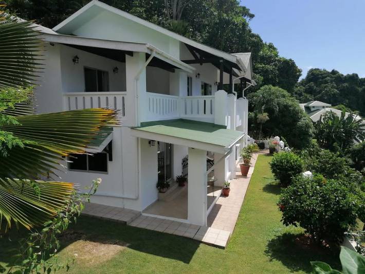 Location de vacances pour 8 personnes, avec terrasse ainsi que jardin et vue dans Beau Vallon - 3