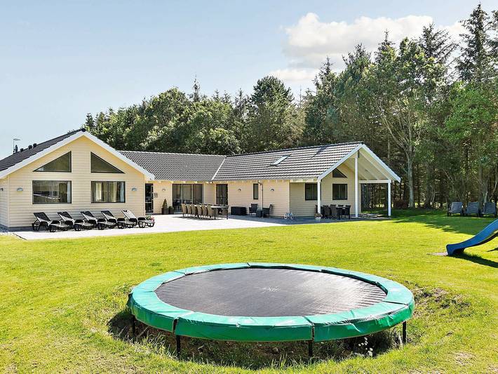 Ferieudlejning for 24 personer, med terrasse og pool, børnevenlig i Fjellerup Strand