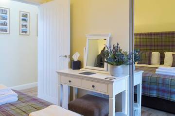 Log Cabin for 6 People in Falkirk, Scotland, Photo 4