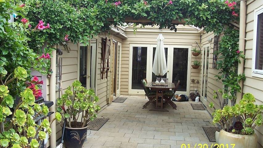 Holiday home for 6 people, with terrace and hot tub as well as garden in Hobart