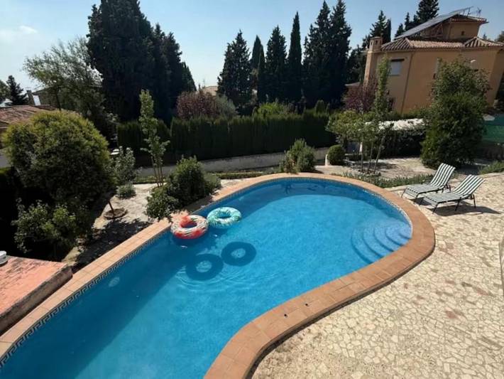 Location de vacances pour 8 personnes, avec Balcon et Terrasse ainsi que Jardin et Piscine à Alfacar