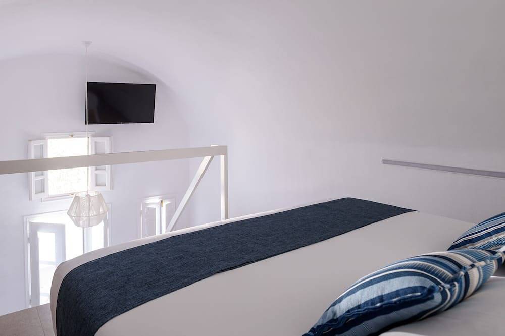 Entire apartment, Muses Cycladic Suites - Compact Two-Bedroom Apartment with Outdoor Hot Tub in Oia, Santorini