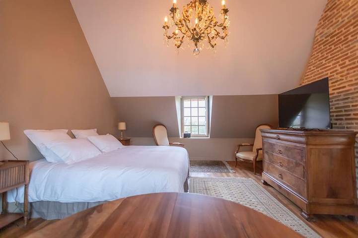 Entire apartment, Superb suite in the heart of the forest in Vierzon, Vierzon Region