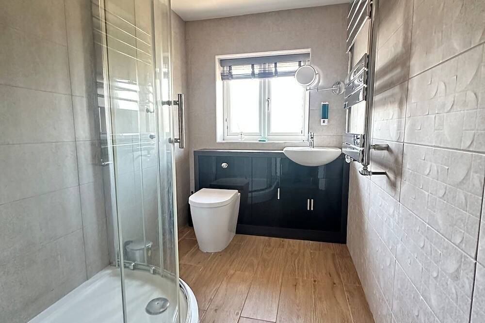 Entire apartment, Woking Work Stay – 2 Beds + Park in Woking, Surrey