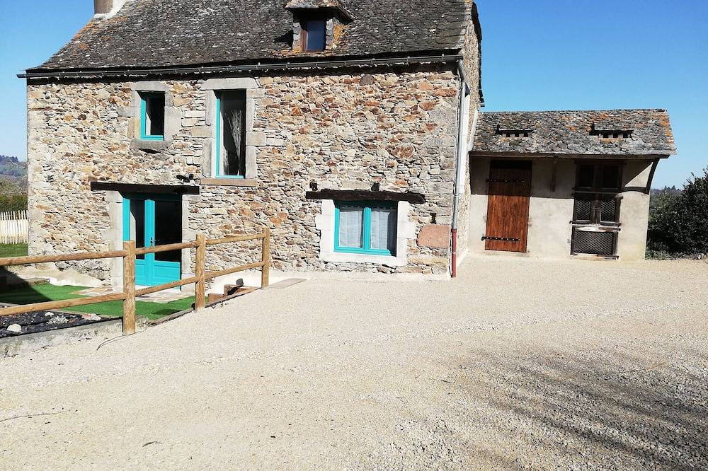 Maison indépendante du Xixe siècle dans un corps de ferme su Ségala Aveyronnais in Pradinas, Aveyron