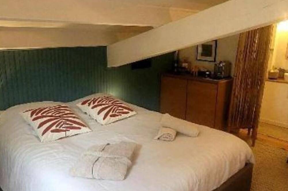 Appartement entier, Charmant Petit Studio (sans cuisine) idéal pour un couple Piscine- Mer à 5 mins in La Ciotat, Région de Marseille