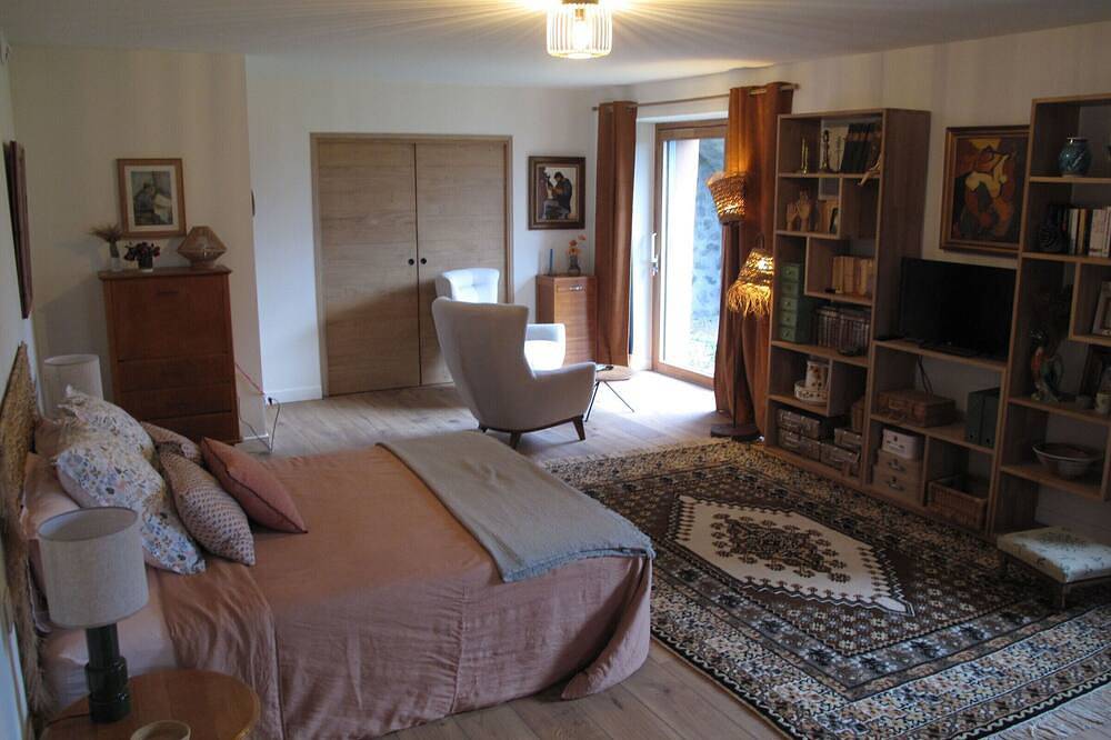 Encantadora casa de huéspedes con gimnasio y comidas caseras in Saint-Bérain, Macizo Central