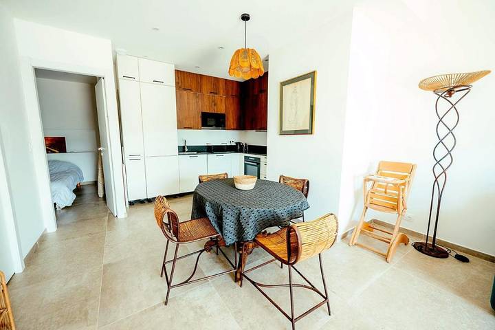 Gîte pour 5 personnes, avec Balcon et Terrasse ainsi que Jardin et Piscine dans Plage du Ruppione
