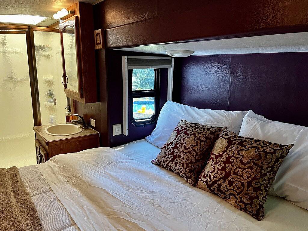 Mountain sunrise views from spacious cozy 5th wheel camper-20 min from Asheville in Buncombe County