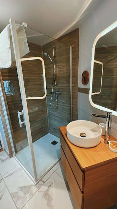 Two-Bedroom House in Isigny-le-Buat, Région d'Avranches