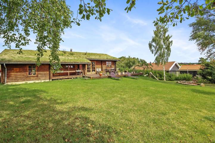 Ferieudlejning for 10 personer, med Jacuzzi og Terrasse såvel som Have og Sauna i Følle Strand