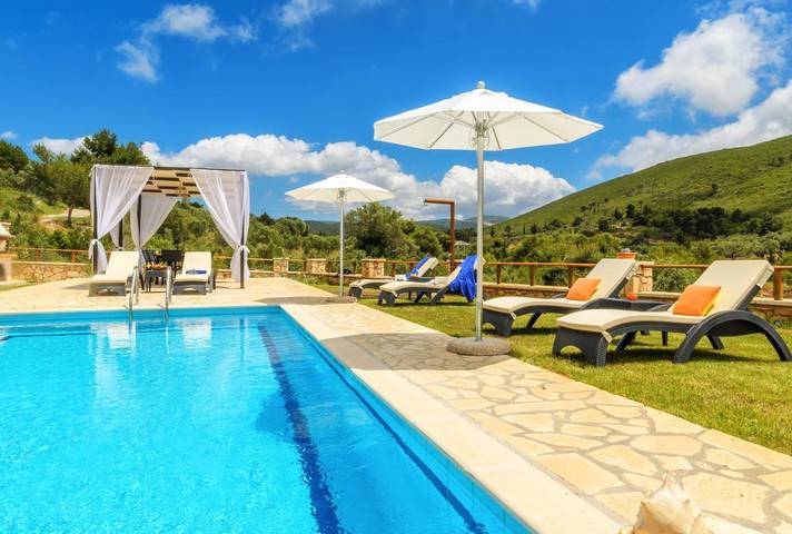 Vacation rental for 7 people, with pool and yard, kid friendly in Zakynthos