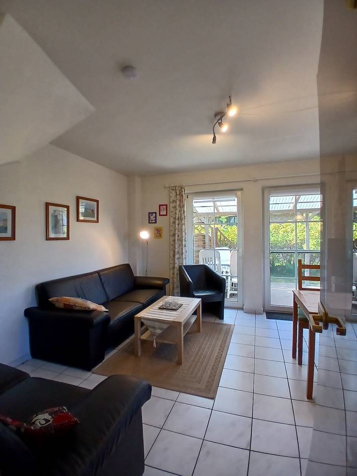 Holiday Home 'Ferienhaushälfte Hahn' with Private Terrace, Shared Garden and Wi-Fi in Otterndorf, Cuxland