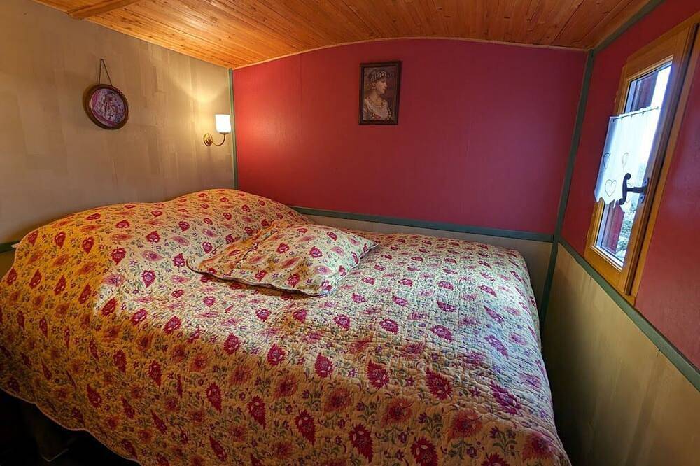 Charming Gypsy Caravan near Epinal with Comfort and Garden Oasis in Sercœur, Épinal e dintorni
