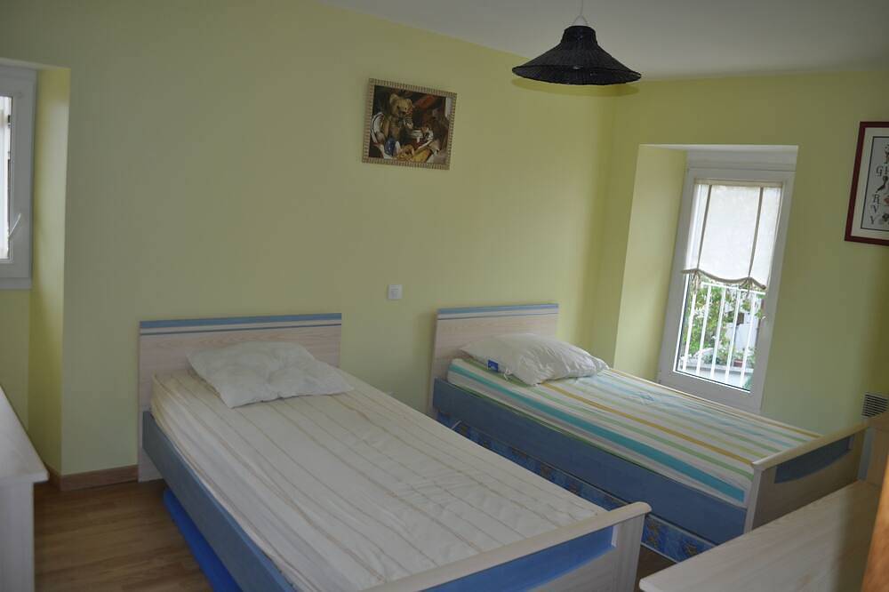 House located in the city center and close to the beach in Donville-les-Bains, Côte de la Déroute