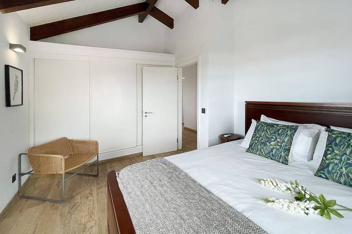Location de vacances pour 5 personnes, avec terrasse ainsi que jardin et piscine dans São Jorge - 2