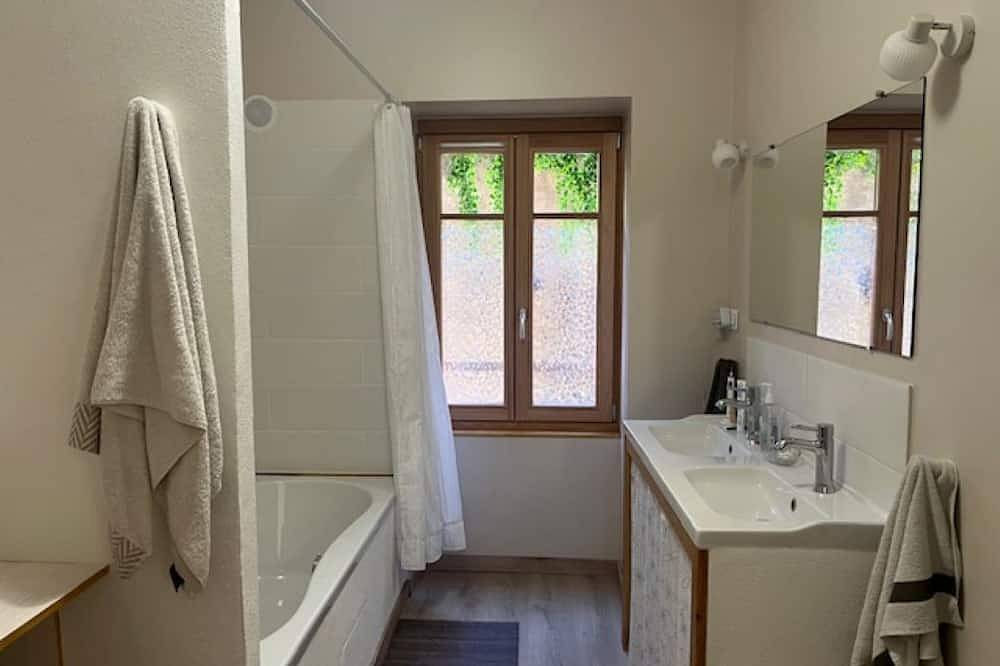 Ganze Wohnung, A stone's throw from the Centre: All-Convenience Apartment With Close Conveniences! in Tende, Mittelmeerküste (Frankreich)