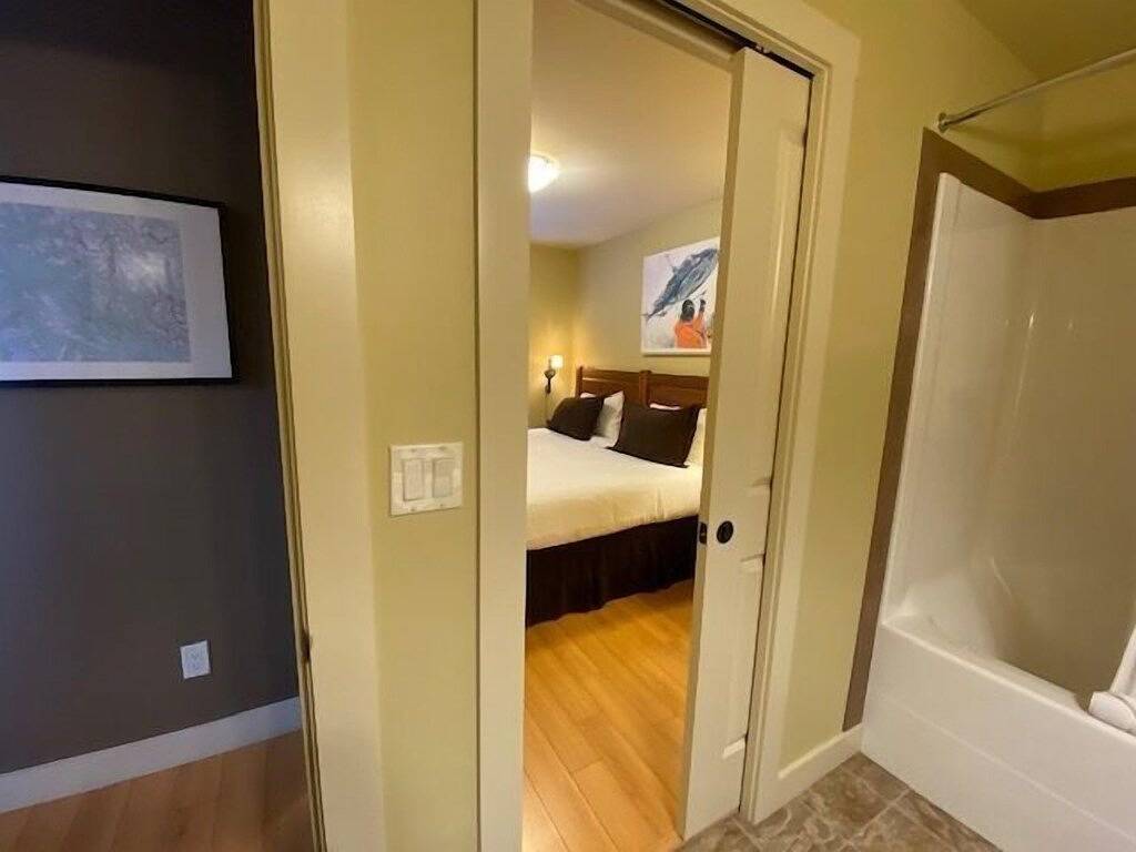 Ganze Wohnung, Après Alpine : 2-bedroom condo with hot tub and mountain views in Kicking Horse