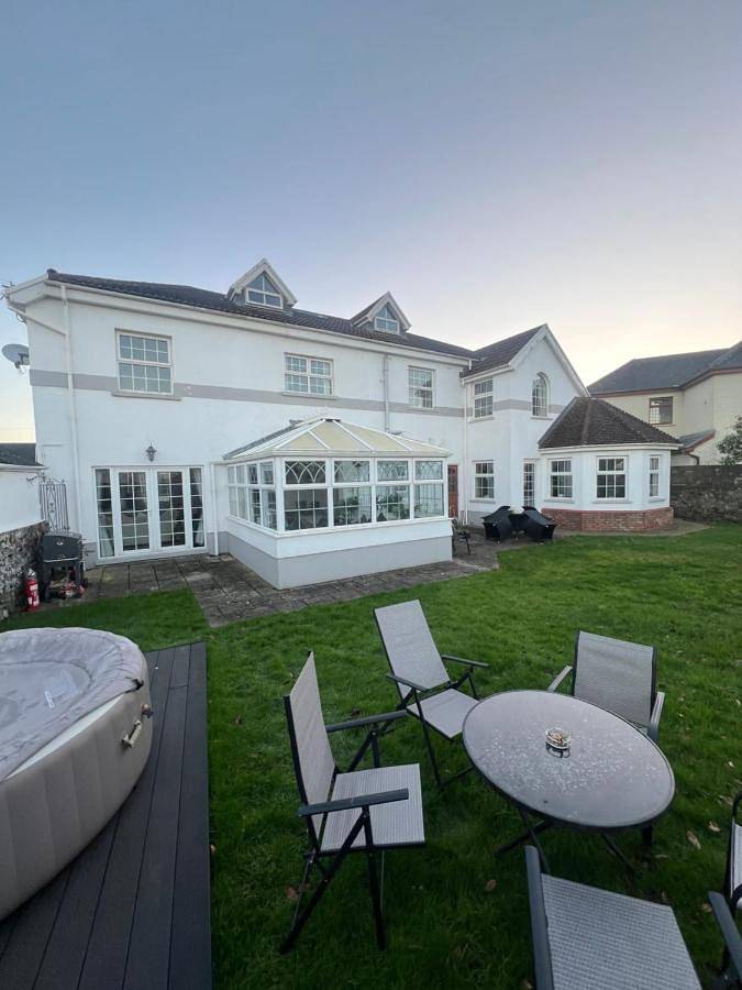 Seven-Bedroom House in Porthcawl, Bridgend region