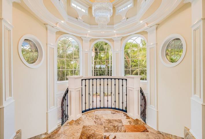 Vacation home for 18 people, with hot tub and yard on Maui